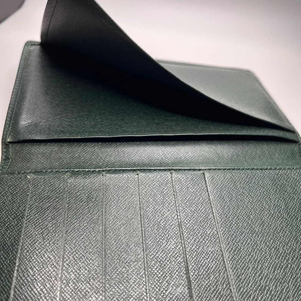 Louis Vuitton Green Taiga Leather Long Wallet/Card Holder - Preowned